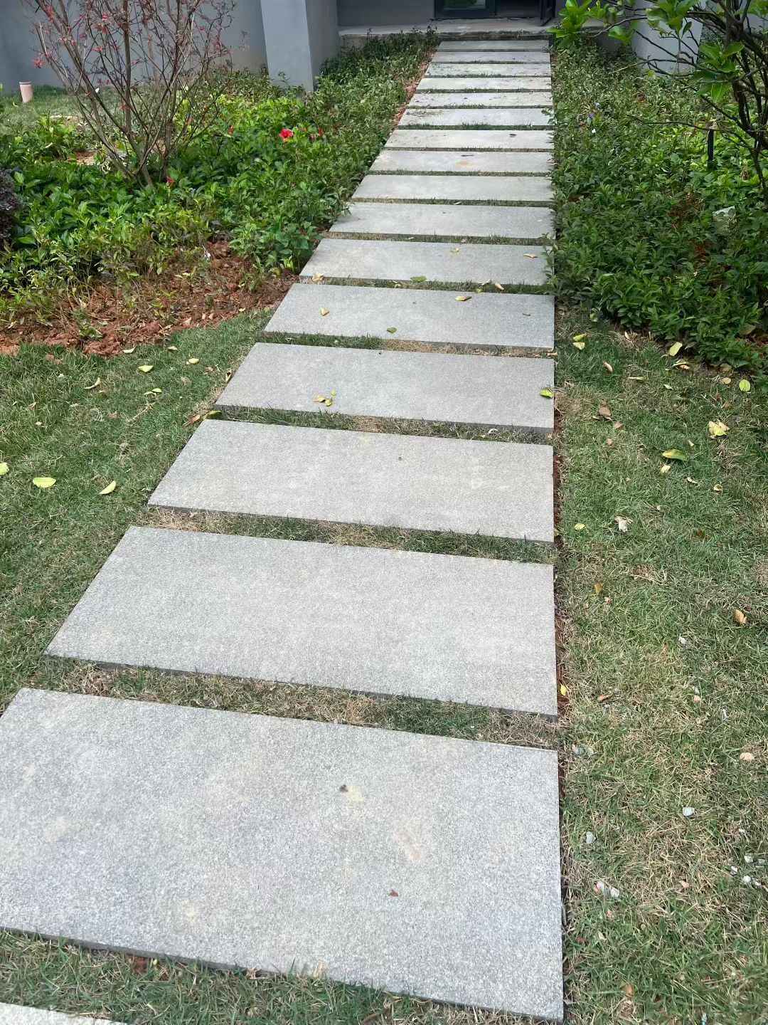 福建 芝麻黑小区踏步、汀步石铺装效果
